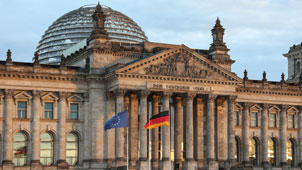 Gebäude des Reichstags mit deutscher und Europaflagge