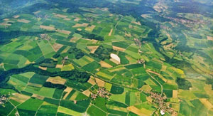 Luftaufnahme ein Landschaft mit Wiesen und Feldern